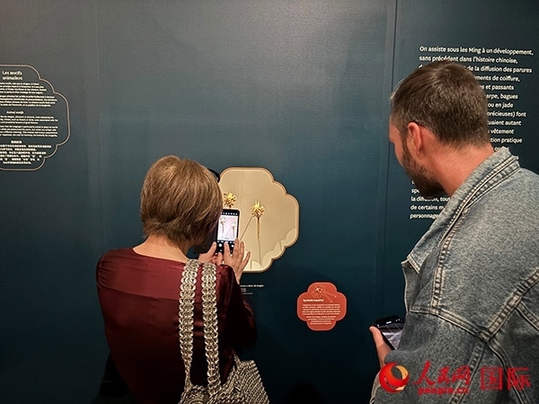  法國(guó)觀(guān)眾在展區(qū)拍照留念。人民網(wǎng)記者 于超凡攝