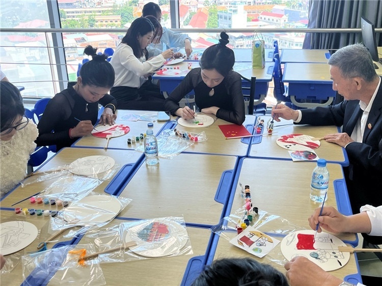 觀眾們在體驗畫扇。Sem Sophea攝