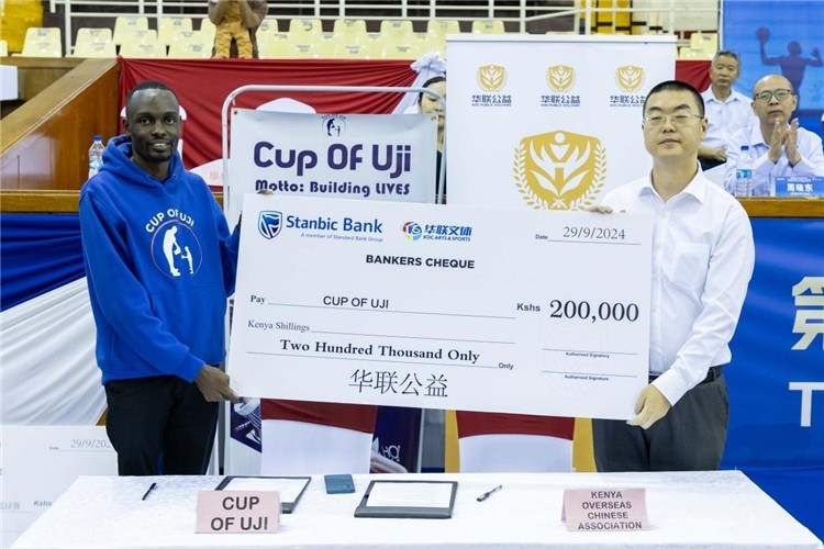 “華聯(lián)公益”與當(dāng)?shù)貙W(xué)校供餐公益組織簽訂長期愛心捐助備忘錄。主辦方供圖