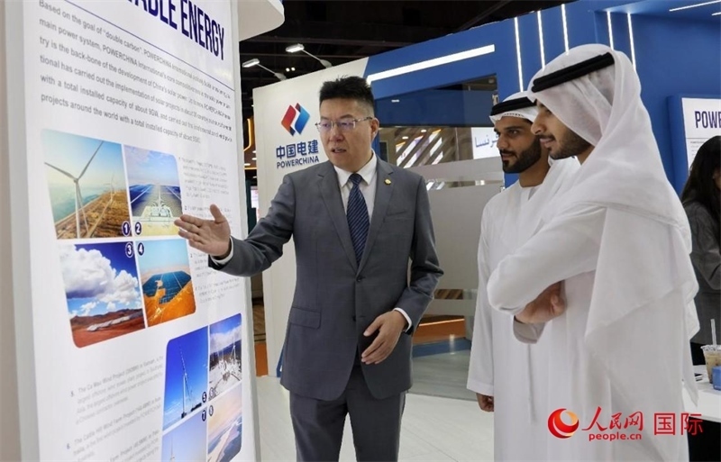 中國(guó)電建中東北非區(qū)域總部負(fù)責(zé)人向觀眾介紹公司承建的可再生能源項(xiàng)目。人民網(wǎng)記者 管克江攝