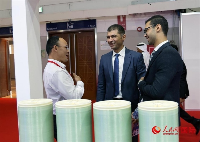 中外參展商交流。人民網(wǎng)記者管克江攝