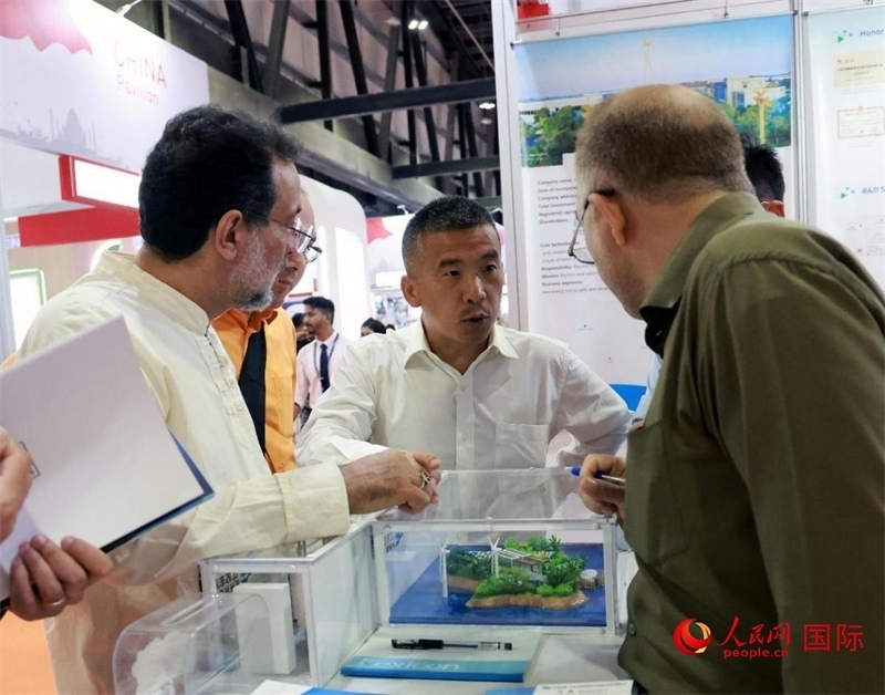 中企推出的綠色能源海水淡化系統(tǒng)吸引了參展商關(guān)注。人民網(wǎng)記者管克江攝