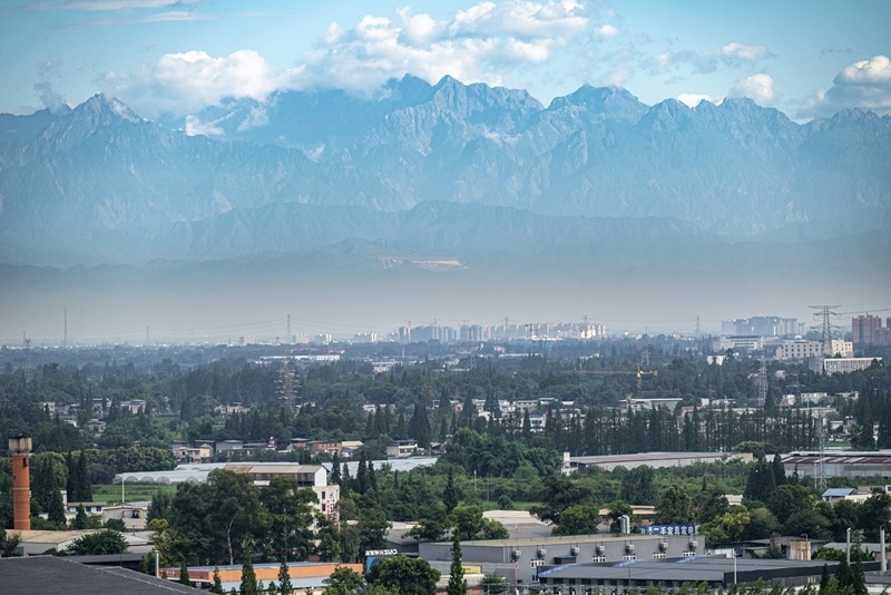 2024年7月1日，成都天氣晴好，遠(yuǎn)處雪山清晰可見。