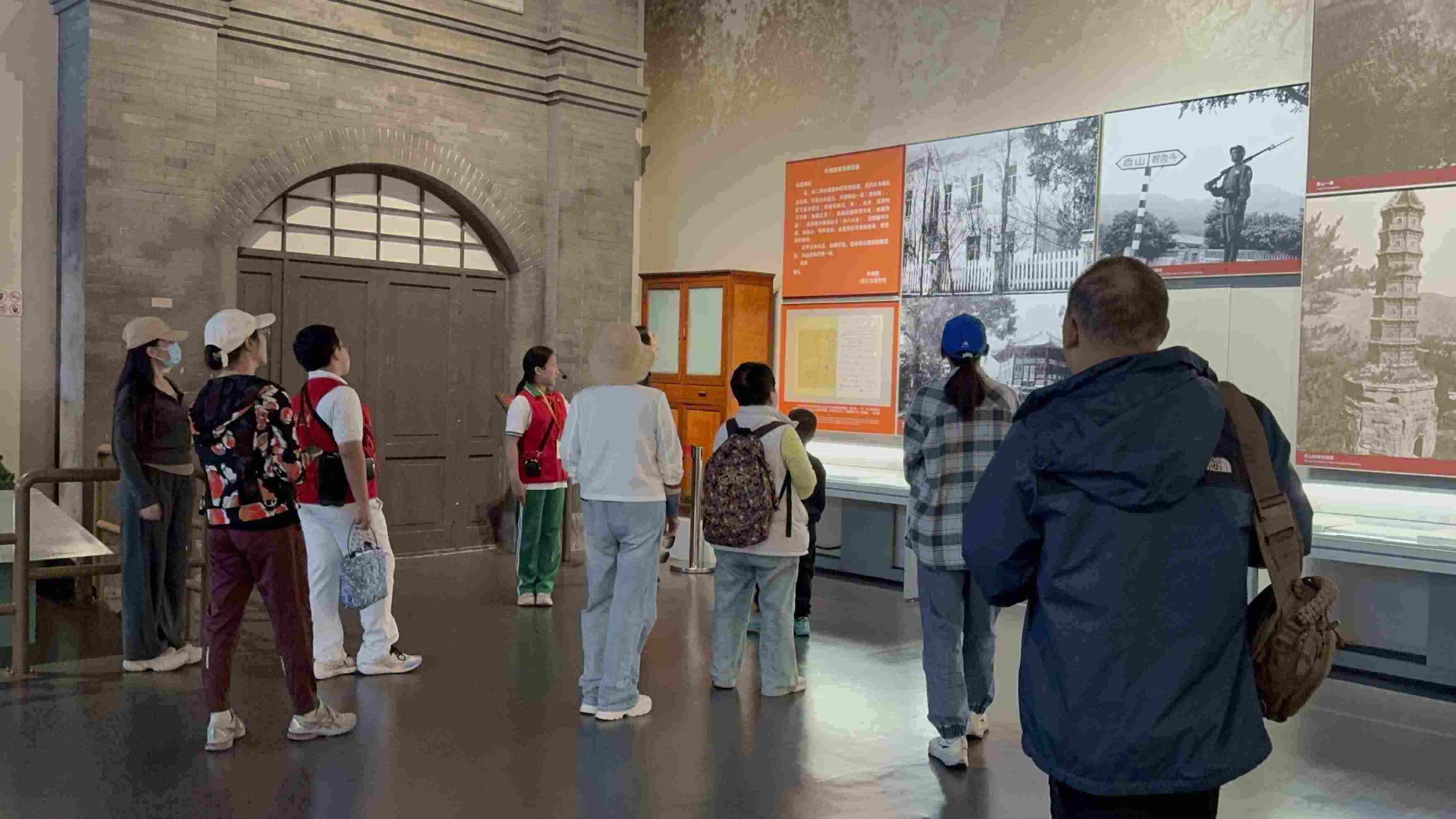 10月4日，北京香山革命紀(jì)念館內(nèi)，一名“紅領(lǐng)巾志愿者”正在為參觀者講解。人民網(wǎng)記者 劉微攝