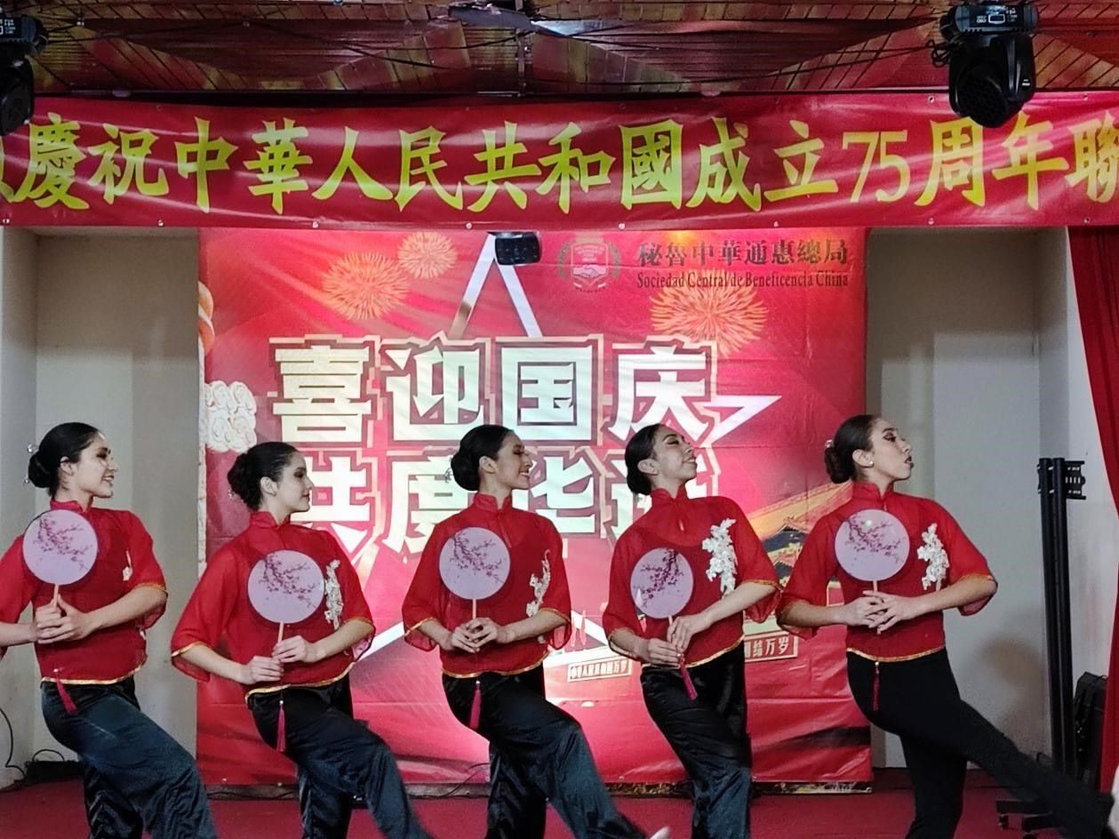 活動(dòng)上，通惠總局醒獅團(tuán)、秘魯國(guó)家芭蕾舞團(tuán)、孔子學(xué)院、旅秘僑胞等呈現(xiàn)了精彩的文藝演出。孟可心 攝