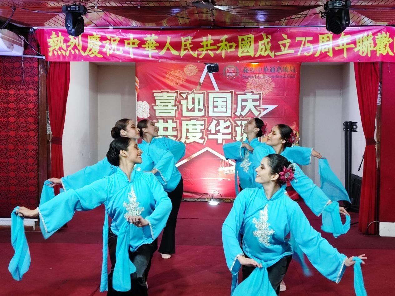 活動(dòng)上，通惠總局醒獅團(tuán)、秘魯國(guó)家芭蕾舞團(tuán)、孔子學(xué)院、旅秘僑胞等呈現(xiàn)了精彩的文藝演出。孟可心 攝