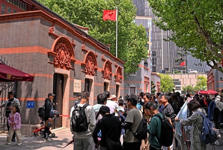 2024年5月3日，游客在位于上海的中共一大會(huì)址前參觀。新華社記者 劉穎 攝