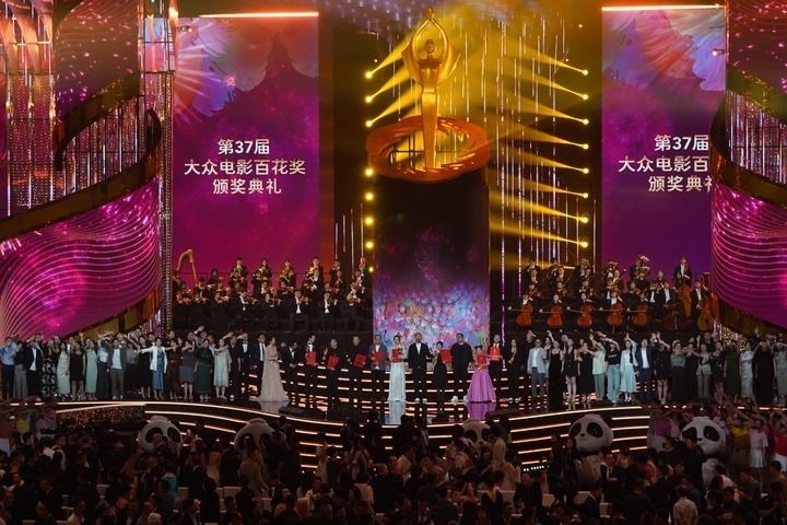 2024年8月4日，在四川成都，第37屆大眾電影百花獎(jiǎng)獲獎(jiǎng)?wù)吆痛蟊娫u(píng)審在舞臺(tái)上合影。新華社記者 唐文豪 攝