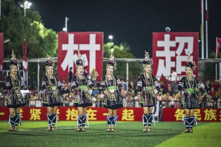 2024年9月28日，榕江縣侗族大歌隊(duì)的演員們在“村超”足球場上表演。當(dāng)日，“發(fā)現(xiàn)中國之美·相約貴州村超”國際友誼賽在貴州省黔東南苗族侗族自治州榕江縣的“村超”足球場舉行。新華社記者 陶亮 攝