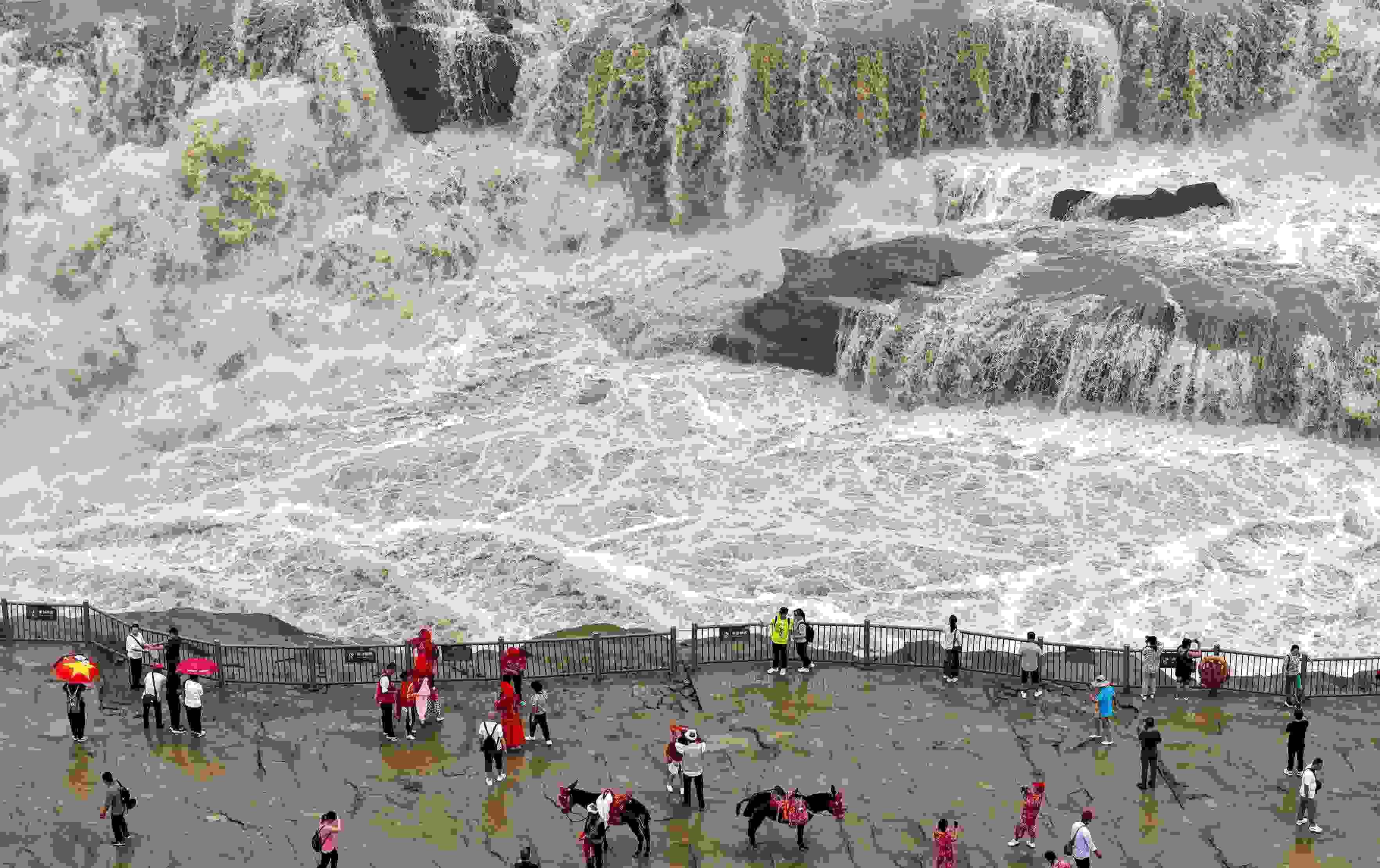 △2024年9月，游客在黃河壺口瀑布景區(qū)游覽。