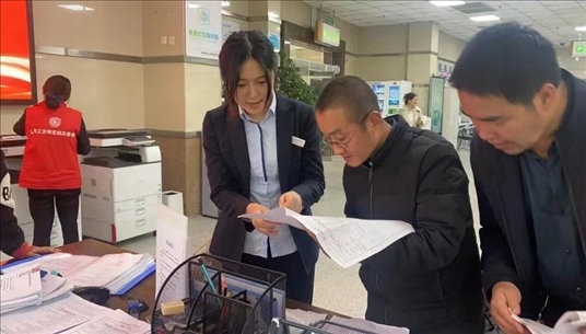 四川省成都市溫江區(qū)市場監(jiān)管局工作人員為群眾提供幫辦服務。圖片來源：人民網四川頻道