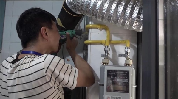 北京市石景山區(qū)工作人員上門安裝燃氣管道。圖片來源：北京市石景山區(qū)委組織部