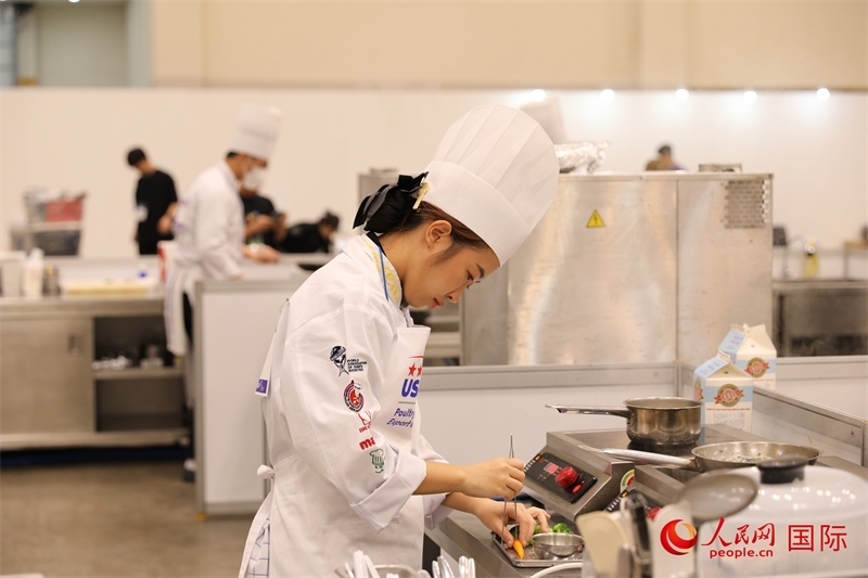 當?shù)貢r間10月5日，廚師在第21屆釜山國際美食博覽會上展示廚藝。人民網(wǎng)記者 莽九晨攝