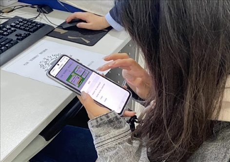 趙女士用手機(jī)掃碼預(yù)約幫辦服務(wù)。圖片來源：微信公眾號“上海市普陀區(qū)政務(wù)服務(wù)中心”