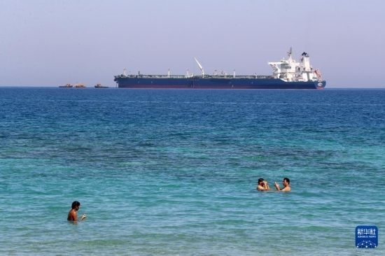 這是10月8日在埃及蘇伊士灣拍攝的行駛中的船只。新華社記者 隋先凱 攝