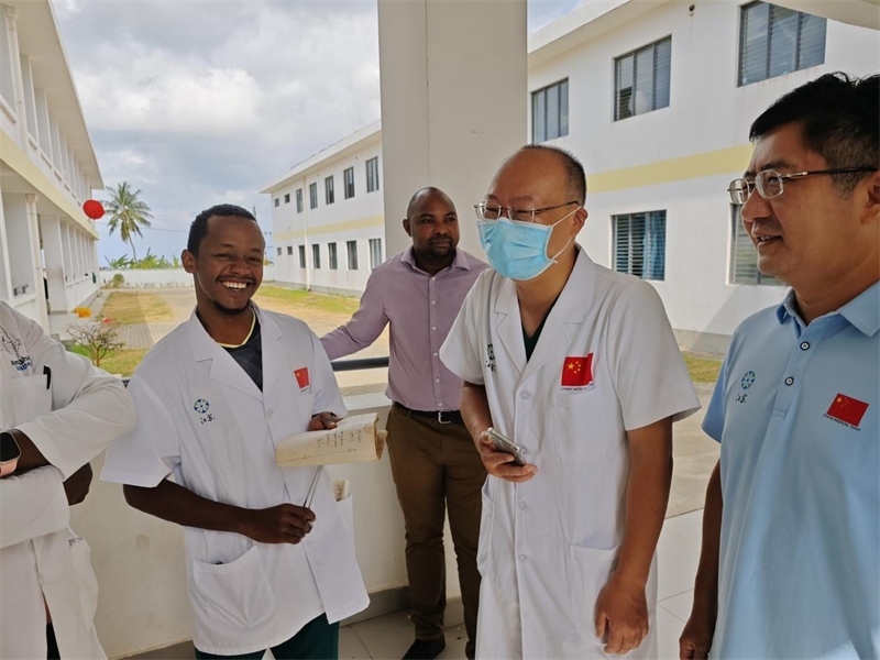 中桑醫(yī)護人員合作愉快。中國援桑醫(yī)療隊 供圖