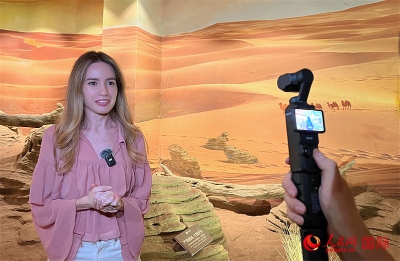 麗娜在吐魯番坎兒井源景區(qū)錄制視頻。人民網(wǎng)記者 曾書柔攝