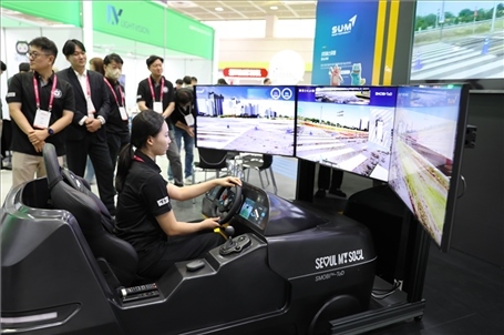“智慧生活周”博覽會上展示的模擬駕駛系統(tǒng)。人民網(wǎng)記者 莽九晨攝