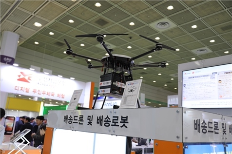 “智慧生活周”博覽會上展出的快遞無人機。人民網(wǎng)記者 莽九晨攝