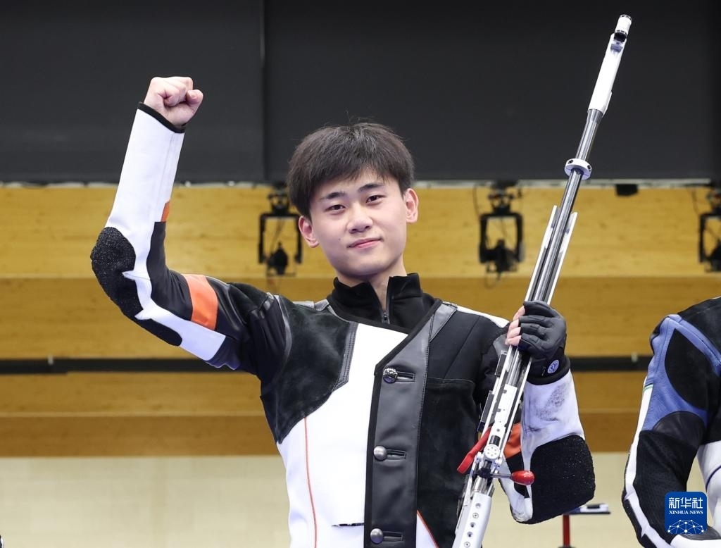 8月1日，在法國沙托魯舉行的巴黎奧運(yùn)會射擊男子50米步槍三姿決賽中，中國選手劉宇坤奪得冠軍。圖為劉宇坤在奪冠后慶祝。新華社記者 張帆 攝