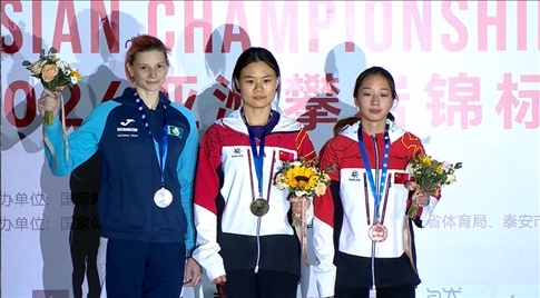女子速度項(xiàng)目蒙世雪（中）奪冠，周婭菲（右）獲季軍。主辦方供圖