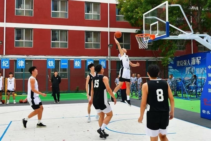 全天候室外運(yùn)動(dòng)木地板籃球場(chǎng)上精彩激烈的籃球賽。 主辦方供圖