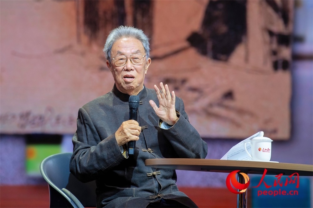 王蒙以《與時(shí)代同行 與人民同心》為題演講。人民網(wǎng)記者 翁奇羽攝