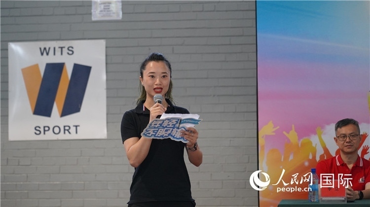 運動員代表柳工南非員工陳婉雯宣誓。 人民網(wǎng) 劉暢 攝