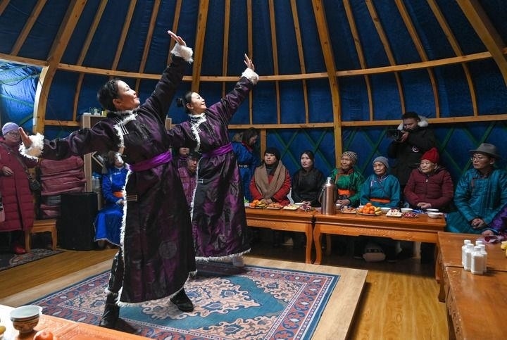 2023年12月21日，烏蘭牧騎隊(duì)員在內(nèi)蒙古阿其圖烏拉蘇木進(jìn)行舞蹈表演。