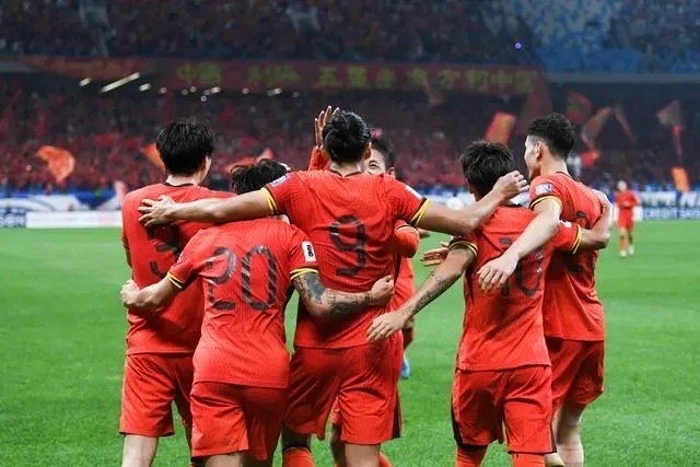 10月15日晚，張玉寧（9號）進(jìn)球后與隊(duì)友擁抱慶祝。新華社記者 李紫恒攝