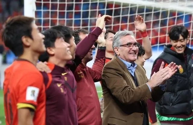 10月15日晚，國足主教練伊萬科維奇（前右）賽后向觀眾致意。新華社記者 胡星宇攝