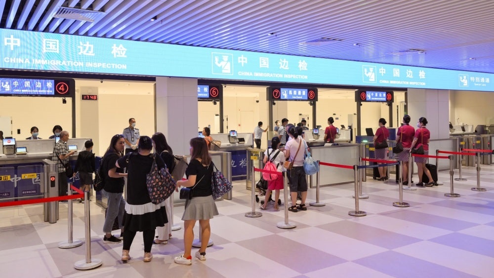 2023年7月26日，旅客在三亞鳳凰國際機(jī)場國際航站樓有序通關(guān)。三亞鳳凰國際機(jī)場國際航站樓改擴(kuò)建項目主體工程已于2023年7月1日完工并投入使用，該項目是海南自貿(mào)港首個主體工程完工并投入使用的封關(guān)運(yùn)作項目?！逗Ｄ献杂少Q(mào)易港建設(shè)總體方案》明確，海南將在2025年前適時啟動全島封關(guān)運(yùn)作。