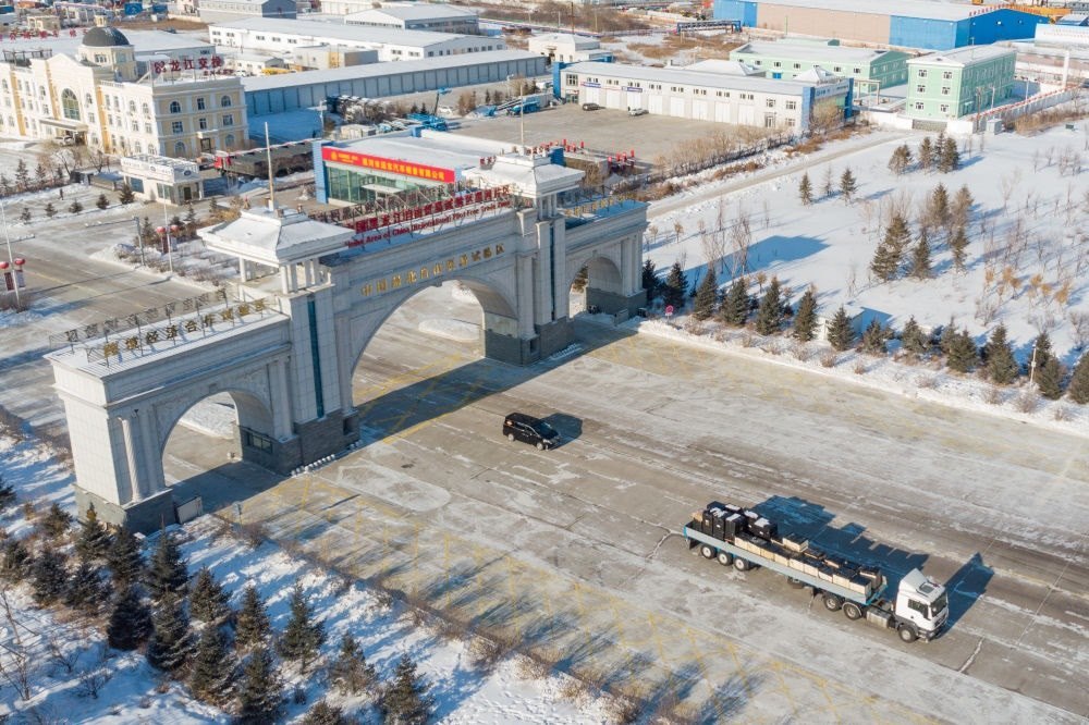 這是中國（黑龍江）自由貿(mào)易試驗區(qū)黑河片區(qū)（2024年1月31日攝，無人機(jī)照片）。2023年，該自貿(mào)片區(qū)外貿(mào)進(jìn)出口總值達(dá)244.82億元，實現(xiàn)增幅56.9%，引進(jìn)外資企業(yè)16家，直接利用外資127.3萬美元，同比增長27.3%。