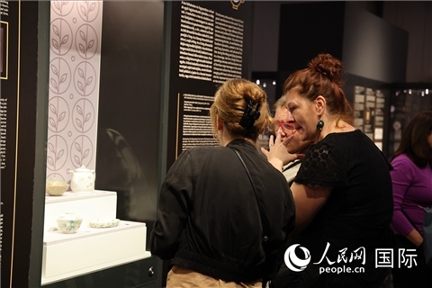 嘉賓參觀展覽。人民網(wǎng)記者 禹麗敏攝