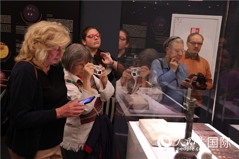 嘉賓參觀展覽。人民網(wǎng)記者禹麗敏 攝。