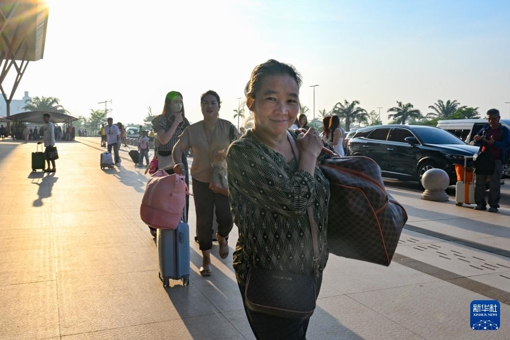 這是10月12日在老撾萬象中老鐵路萬象站拍攝的一名女子。新華社記者 程一恒 攝