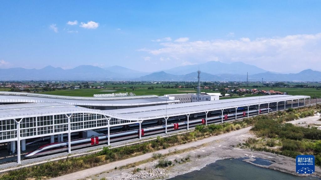 9月13日，在印度尼西亞萬隆德卡魯爾站，雅萬高鐵高速動車組列車?？吭谡九_上（無人機照片）。新華社記者 徐欽 攝