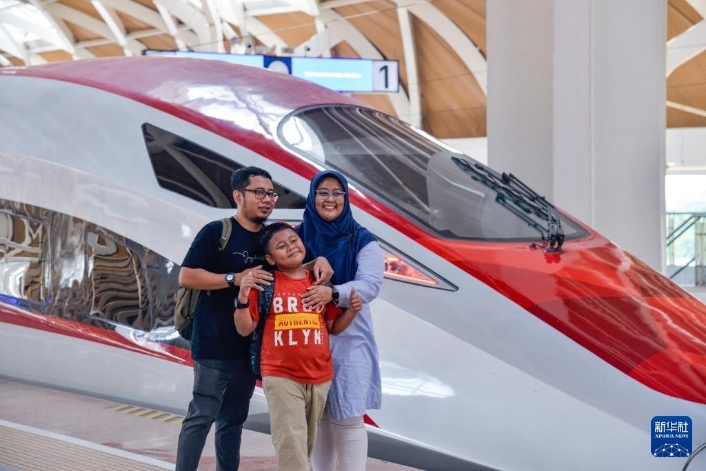 4月17日，在印度尼西亞雅加達哈利姆站站臺，乘客和雅萬高鐵高速動車組列車合影。新華社記者 徐欽 攝
