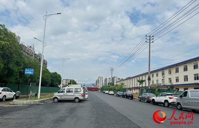 麗水佳園小區(qū)入口外及長(zhǎng)富大道上停滿了車輛。人民網(wǎng)記者 邱燁攝