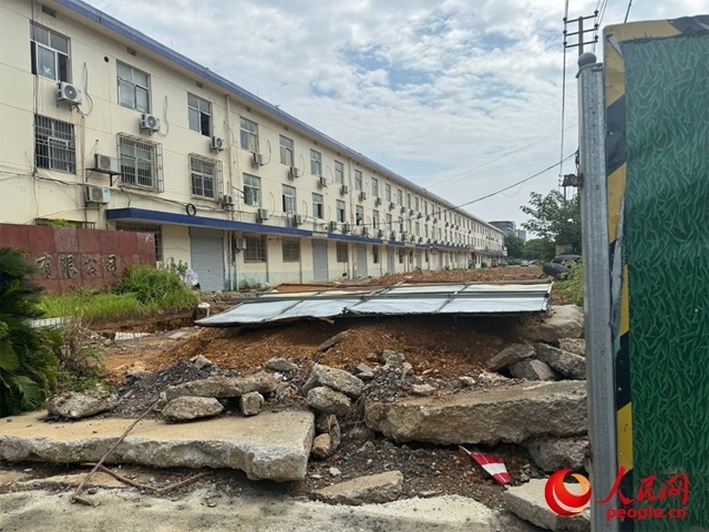 長(zhǎng)富大道北側(cè)輔路在進(jìn)行強(qiáng)電遷改項(xiàng)目。人民網(wǎng)記者 邱燁攝