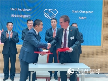 （10月16日，第十屆巴伐利亞中國(guó)日在慕尼黑舉行。圖為簽約儀式現(xiàn)場(chǎng)。人民網(wǎng)記者劉赫攝）