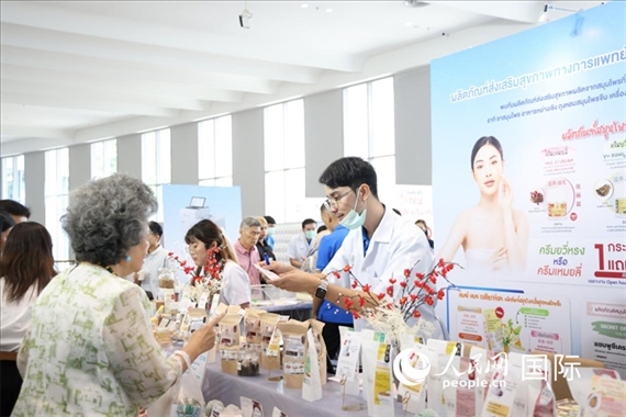 活動現(xiàn)場，泰國華僑中醫(yī)院工作人員向來訪者介紹養(yǎng)生產(chǎn)品。人民網(wǎng)記者楊一攝