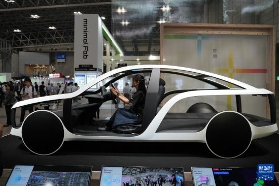 這是10月17日在日本千葉縣舉行的日本高新技術(shù)博覽會上拍攝的，索尼公司展示的概念車模型。新華社記者 錢錚 攝