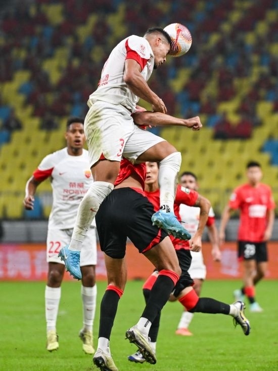 10月18日，上海海港隊球員蔣光太（上）在比賽中和成都蓉城隊球員費利佩（下）爭頂。新華社記者 王曦 攝