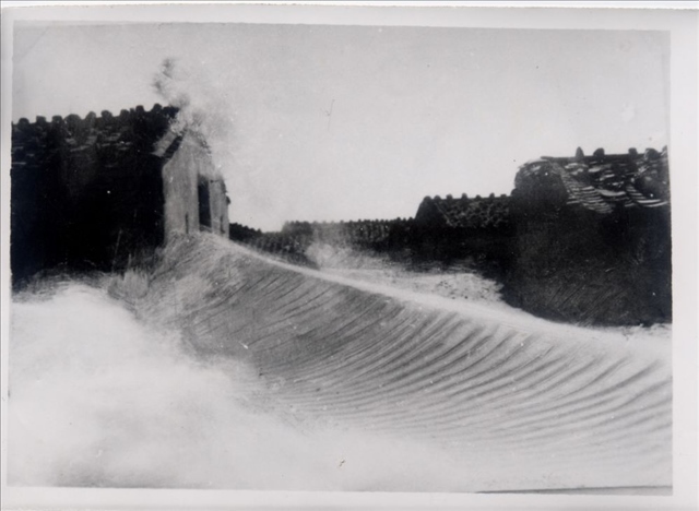 昔日的東山島風(fēng)沙掩埋部分村民村舍（資料照片）。
