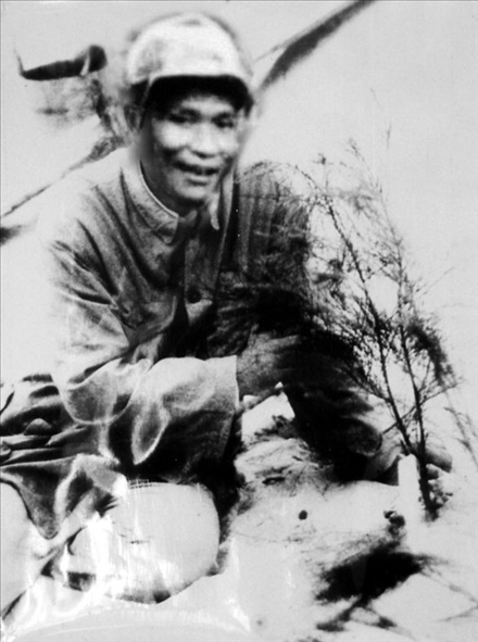 谷文昌與試種成活的木麻黃（資料照片）。