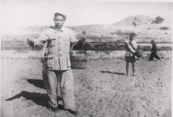 谷文昌（左）在田間與農(nóng)民一起勞動（資料照片）。