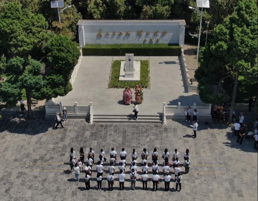 2021年6月24日，參觀者在位于河南省蘭考縣的焦裕祿紀(jì)念園瞻仰焦裕祿烈士墓（無人機(jī)照片）。新華社記者 李安 攝