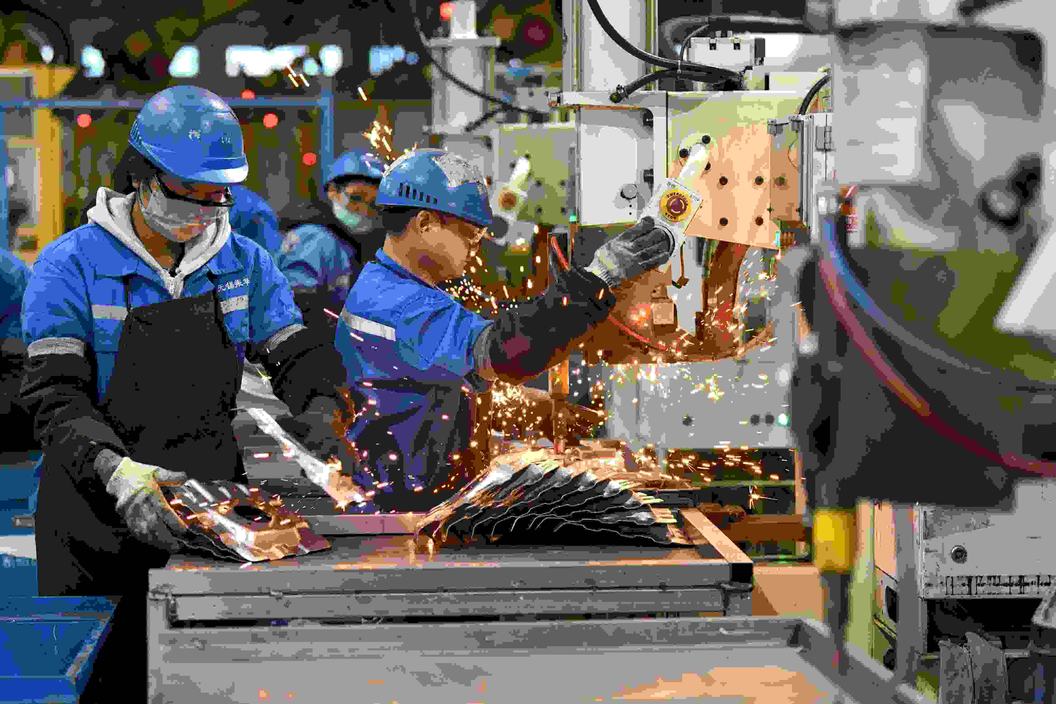 2023年2月7日，福建省寧德市蕉城區(qū)一家汽車零部件生產(chǎn)企業(yè)的生產(chǎn)線上一派繁忙景象。