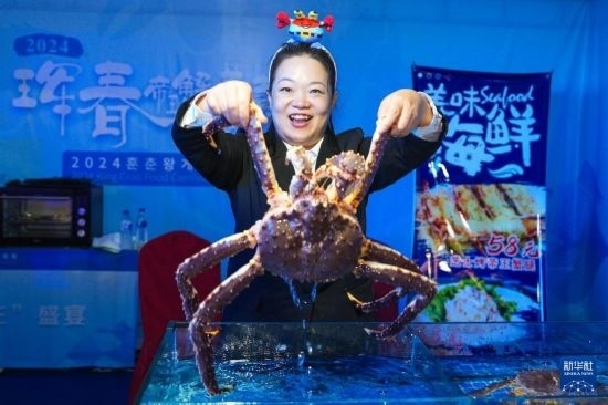 9月19日，在吉林省琿春市，商家在展示售賣的帝王蟹。新華社記者 許暢 攝